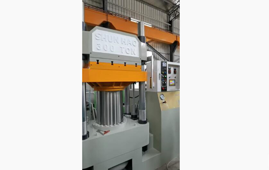 मेलामाइन टेबलवेयर उत्पादन के लिए 300 टन नई रंगीन मशीन परीक्षण